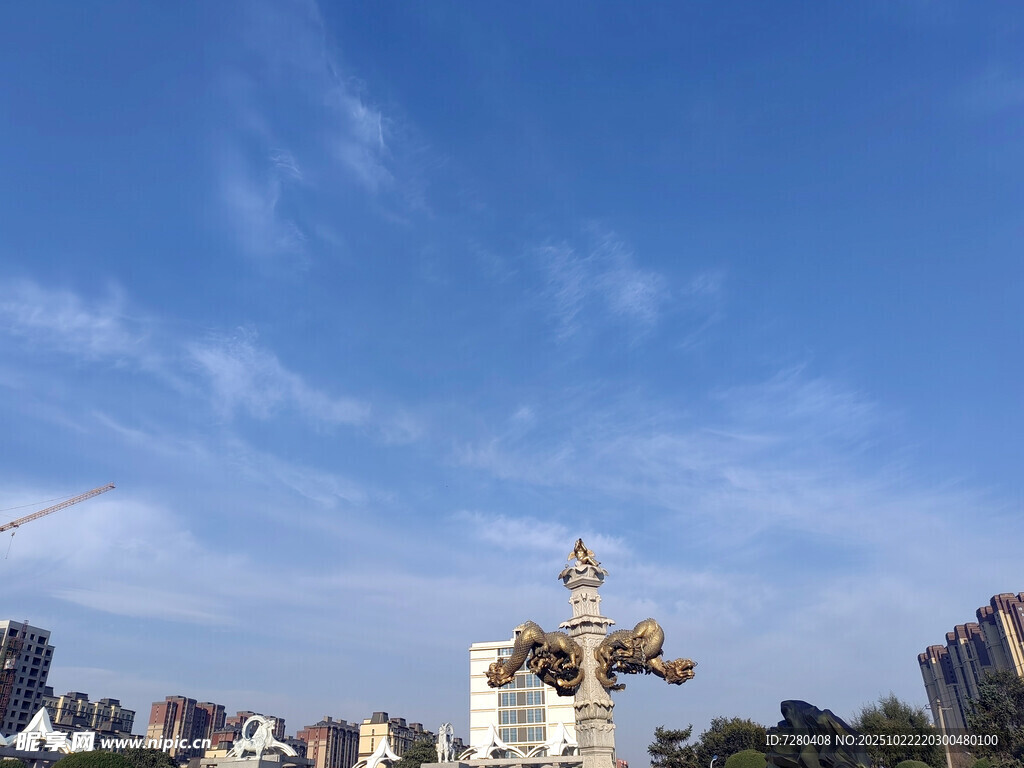 城市建筑与蓝天吊车景象