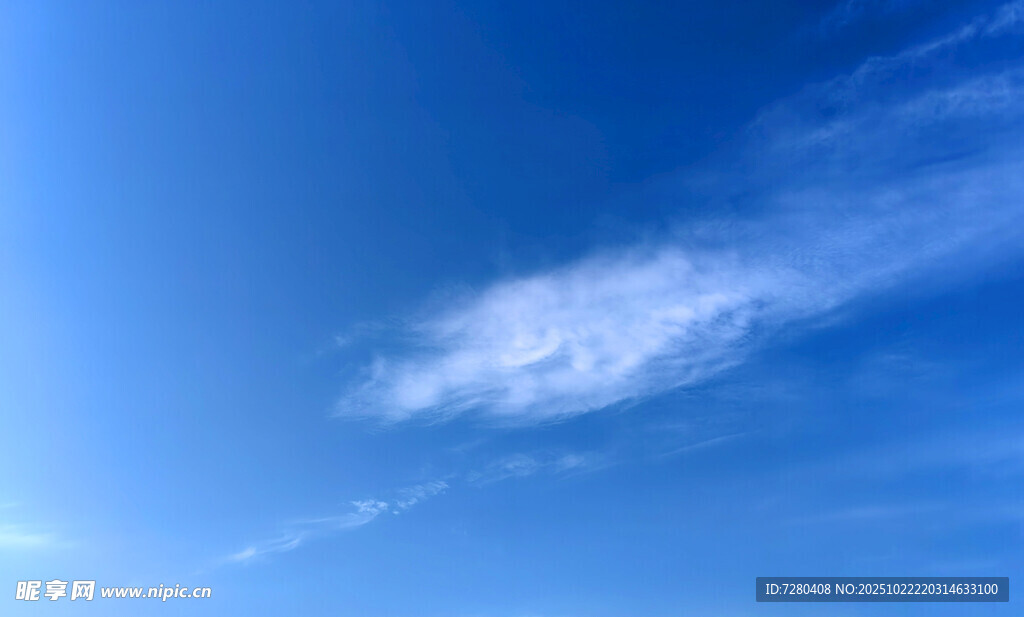 蓝天中的一抹白云