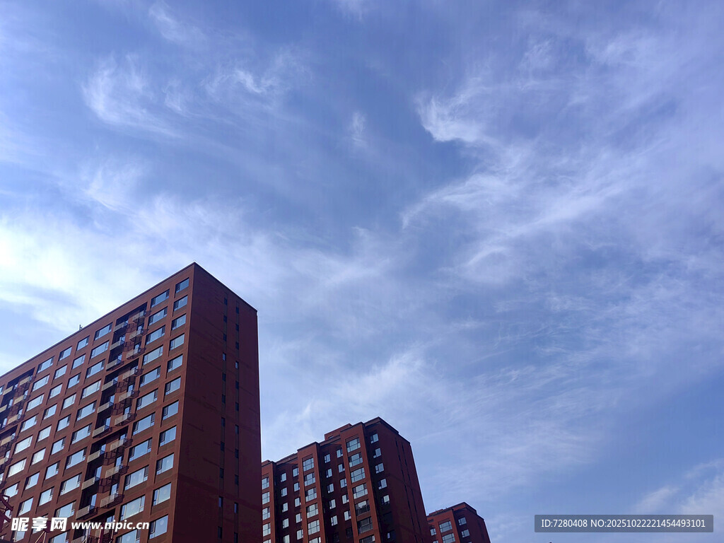 高楼之上的蔚蓝天空