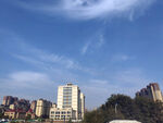 城市蓝天与高楼景观