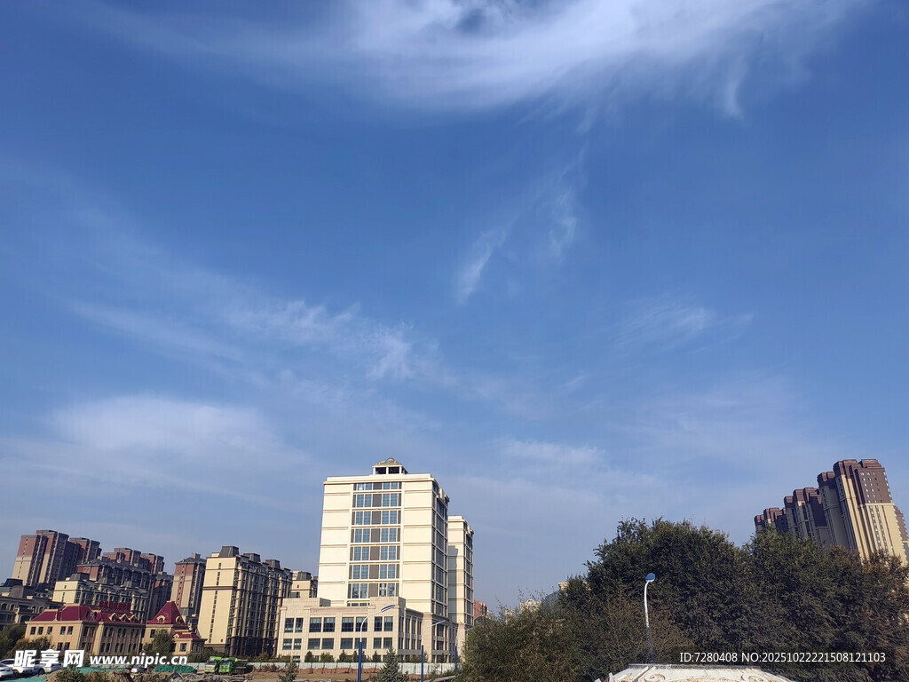 城市蓝天与高楼景观