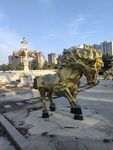 广场上的金色骏马雕塑