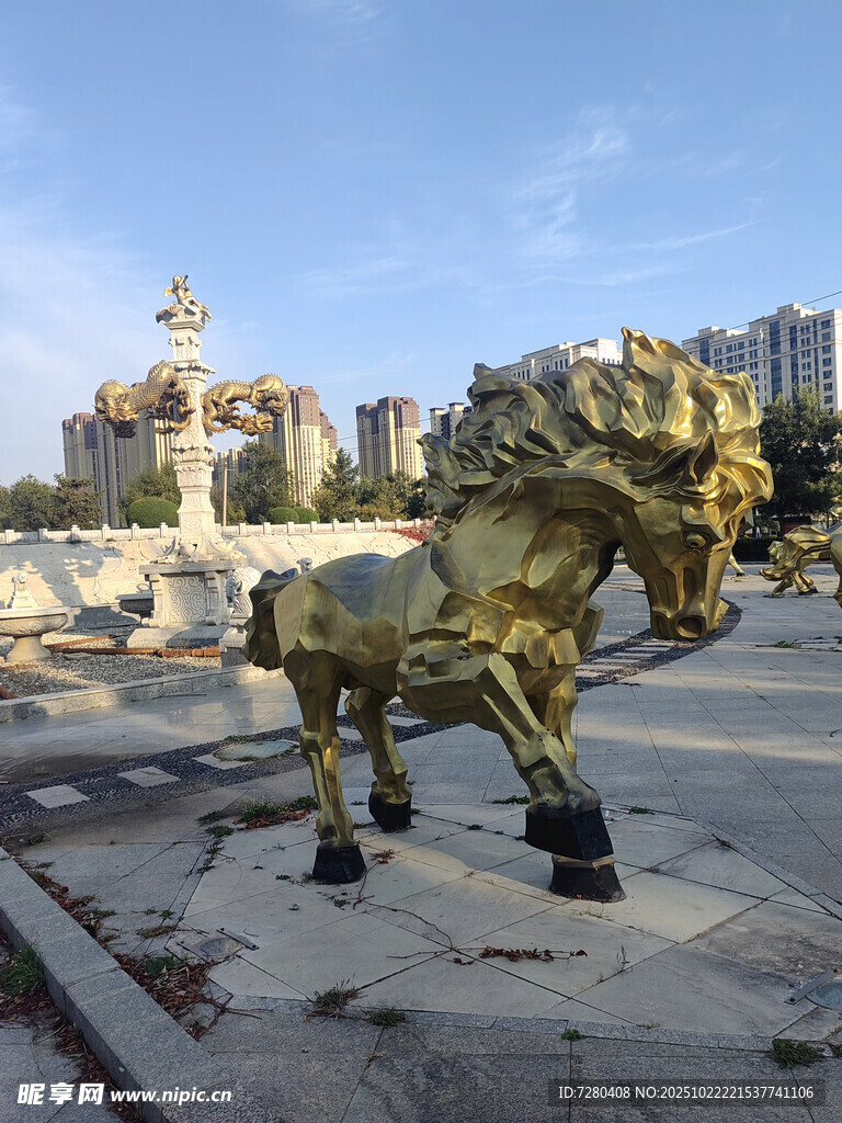 广场上的金色骏马雕塑