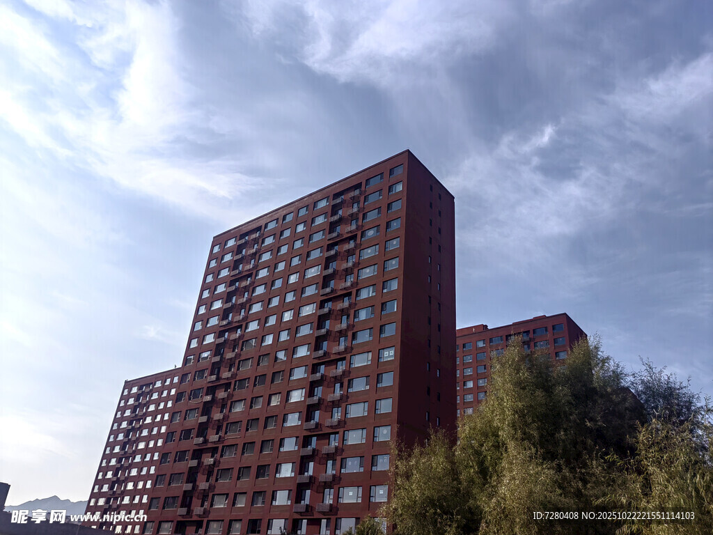 高层住宅楼与蓝天白云