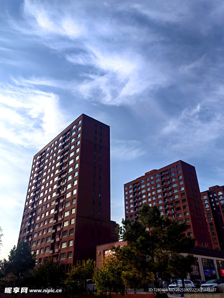 城市高楼与绚丽天空