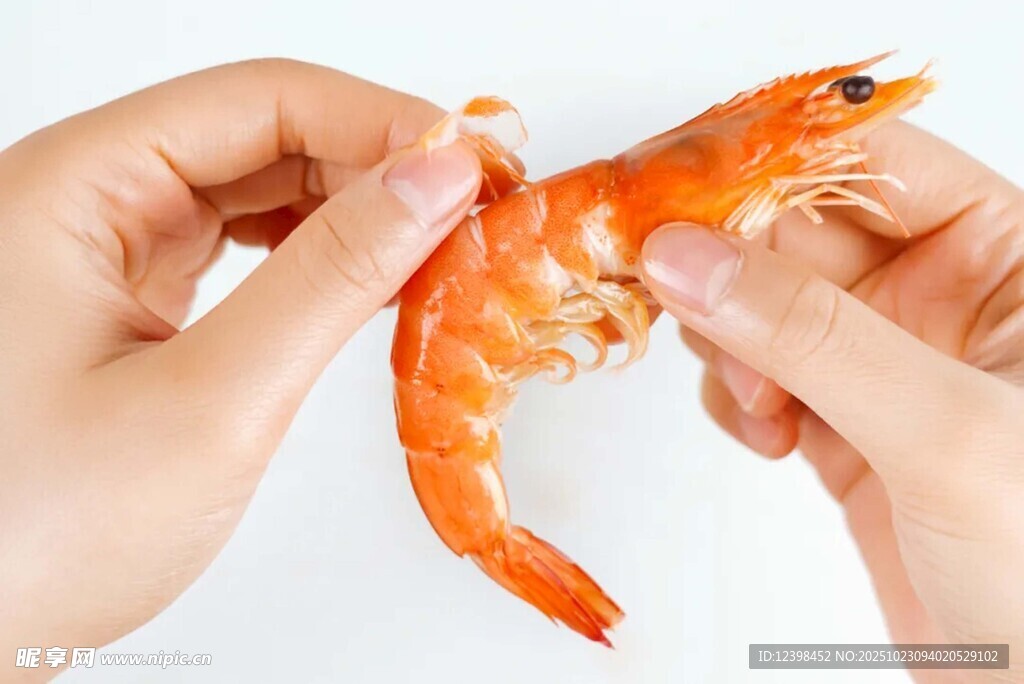 双手剥虾特写