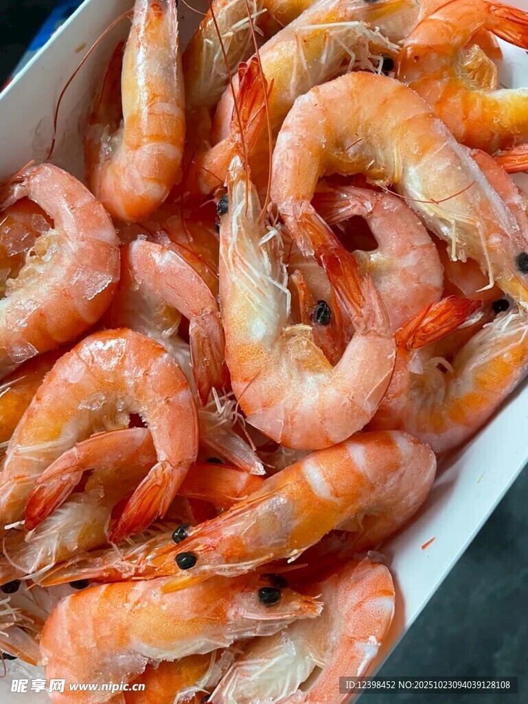 新鲜美味大虾满满一盒
