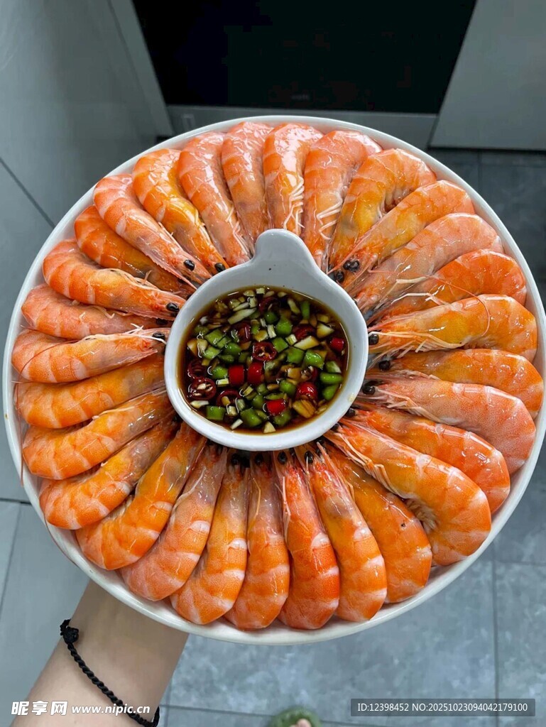 一盘美味鲜虾配蘸料