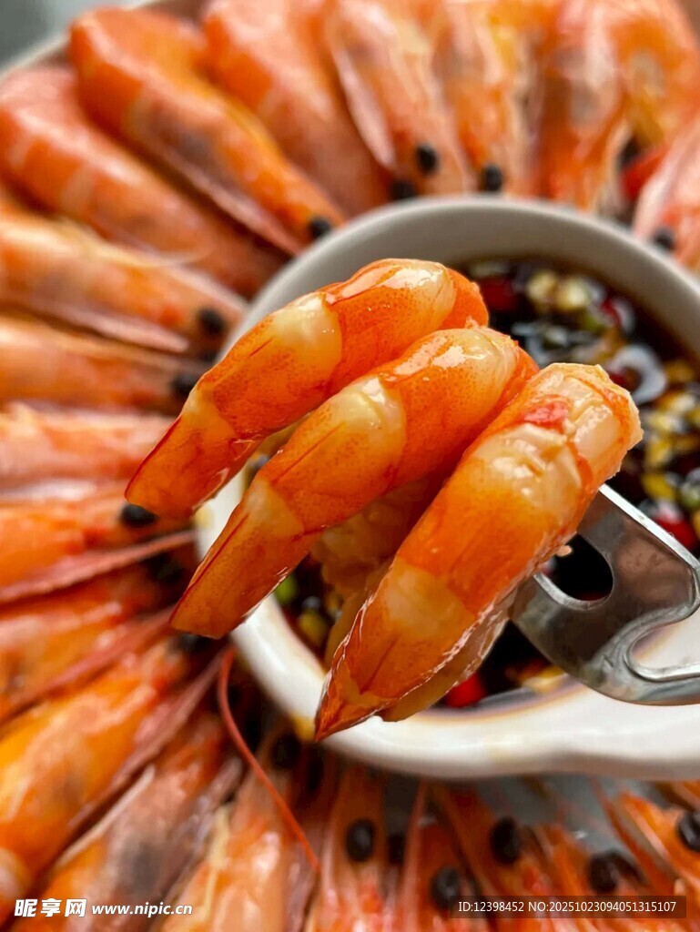 美味鲜虾配特色蘸料