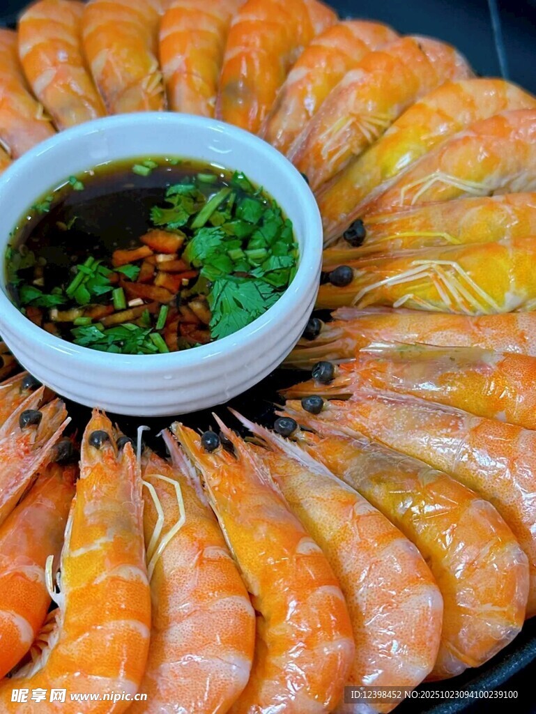 美味鲜虾配特色蘸料
