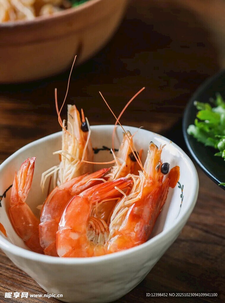 白碗中鲜嫩大虾