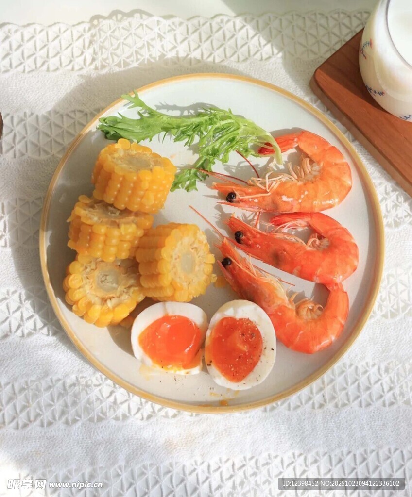 美味海鲜与蛋的拼盘