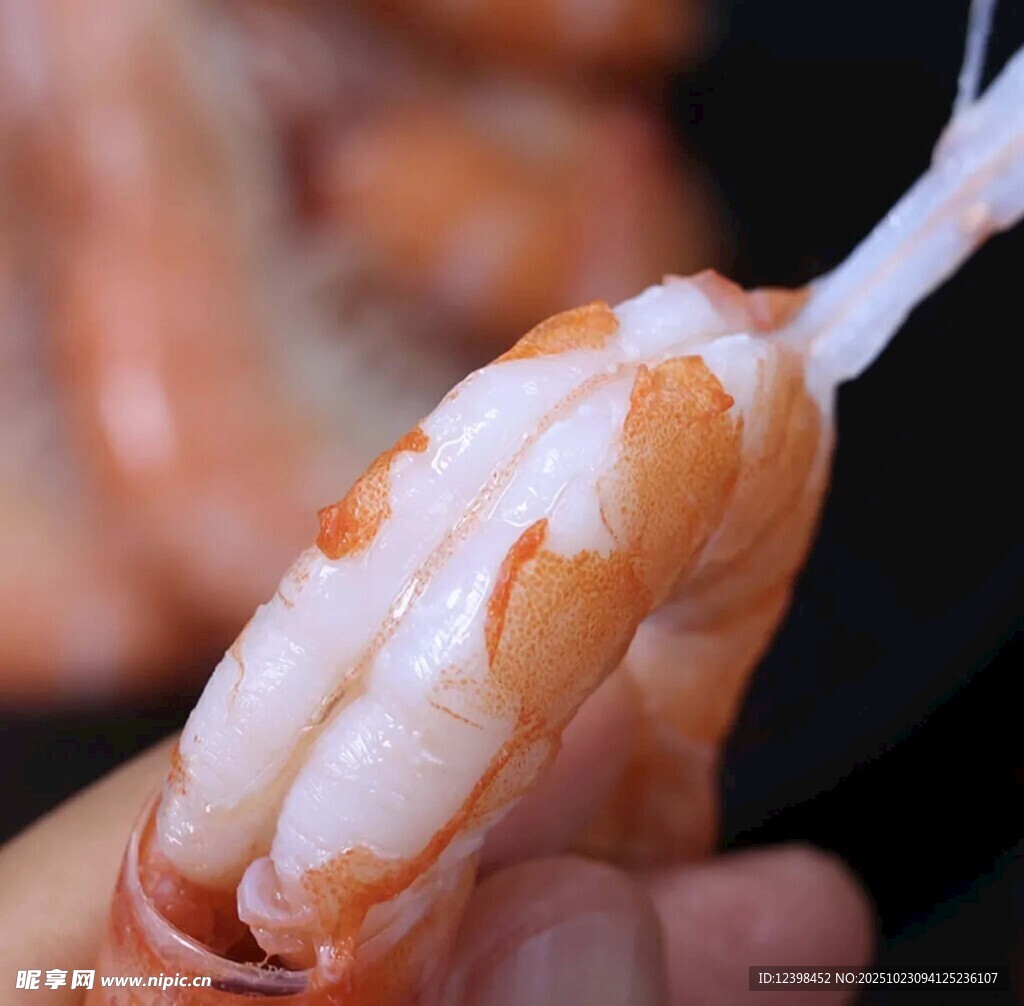 剥开的鲜虾特写