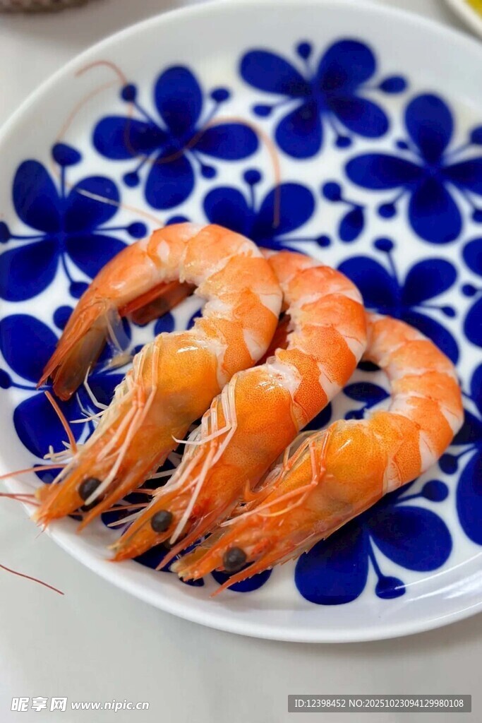 蓝白盘上的鲜嫩大虾