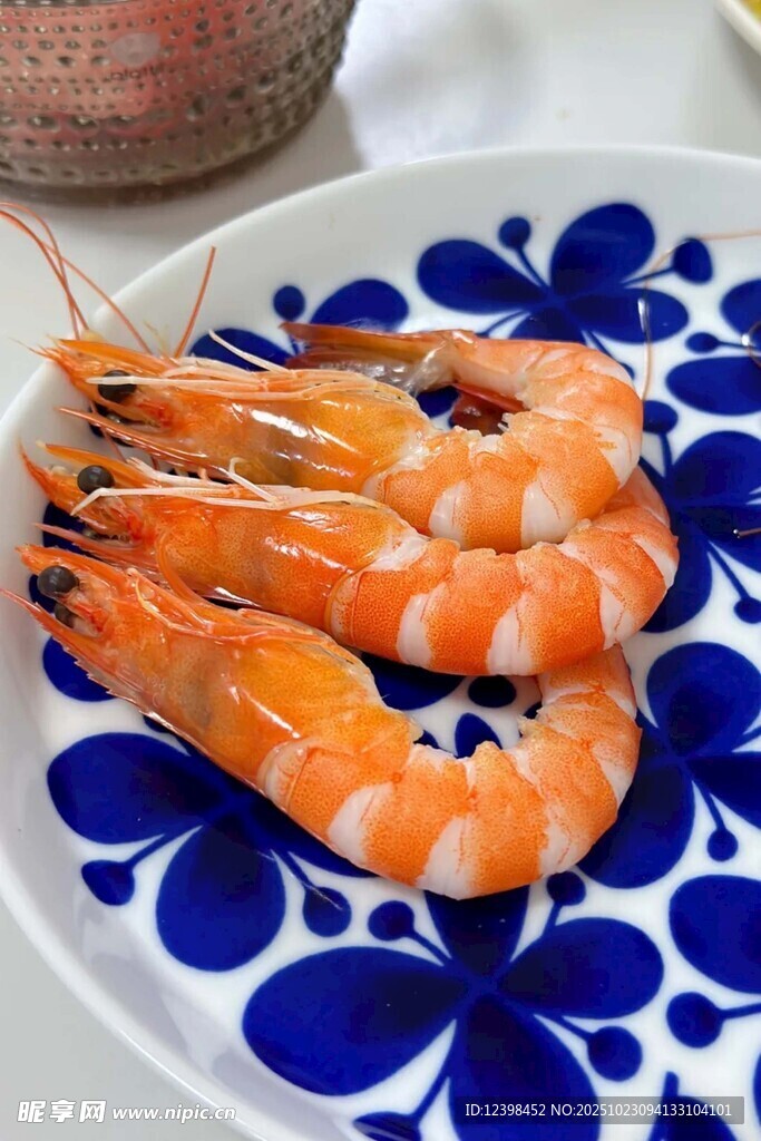蓝白盘上的鲜嫩大虾
