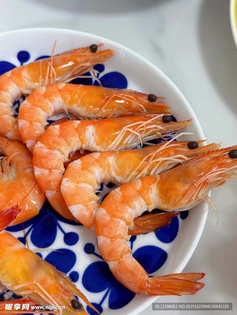 蓝白盘上的美味大虾