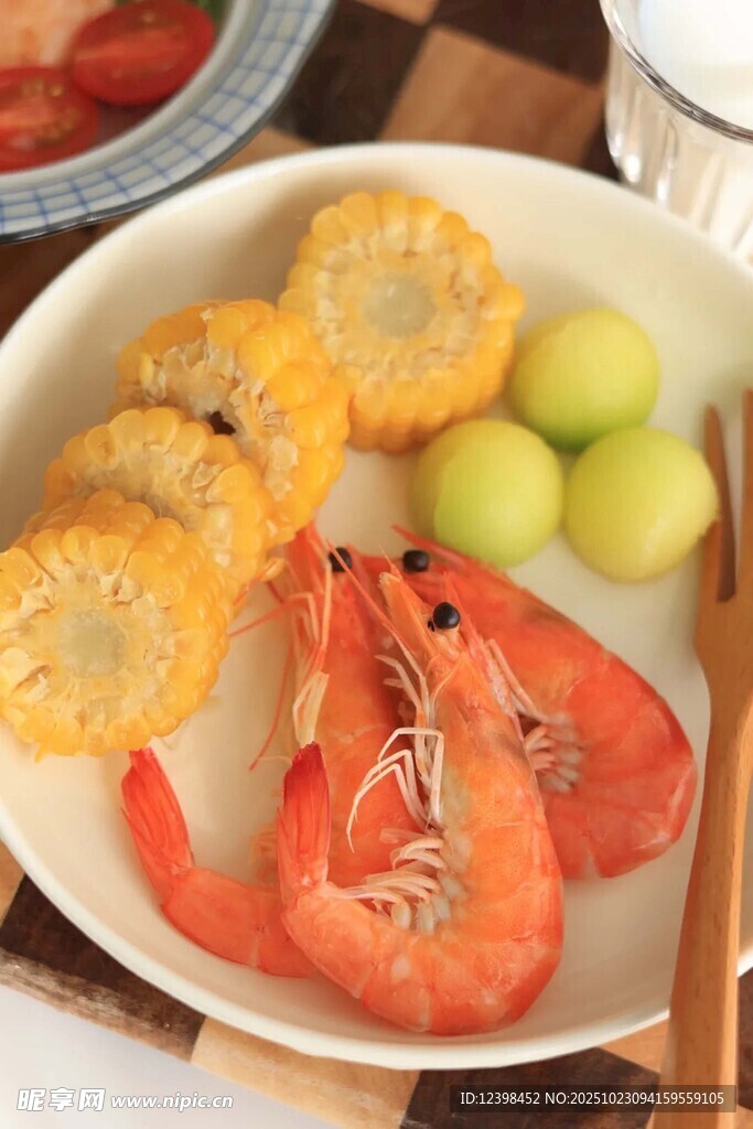 鲜虾玉米水果健康餐
