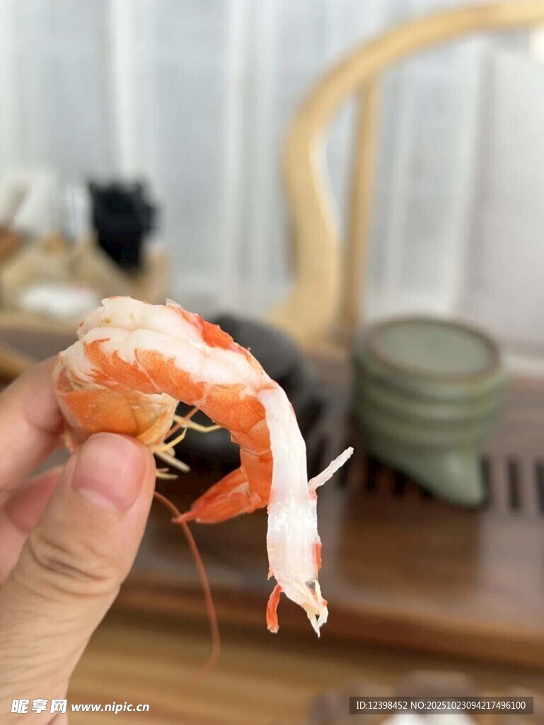 手拿剥开的鲜虾