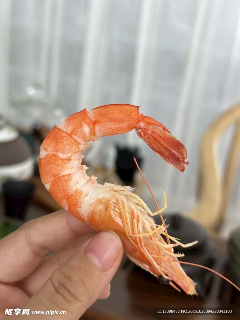 手握着的新鲜大虾