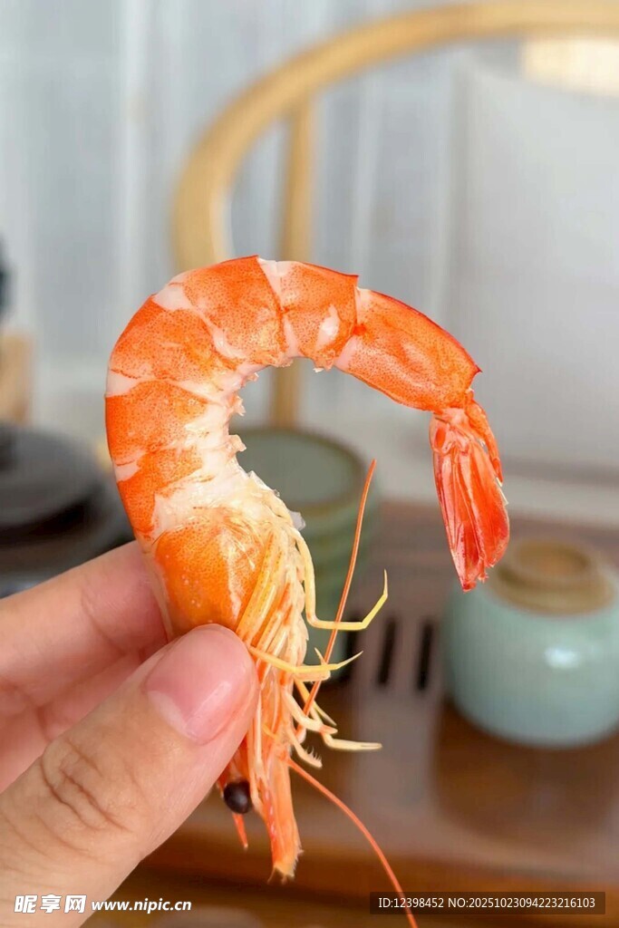 手捧鲜大虾
