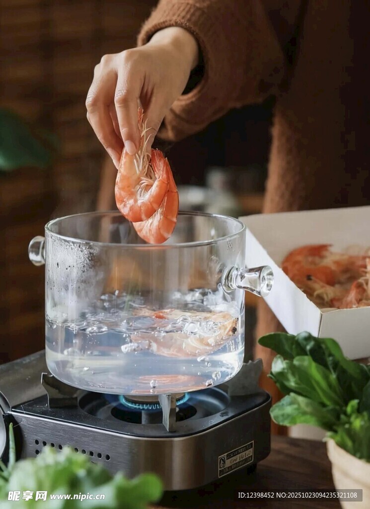 锅中煮虾的烹饪瞬间