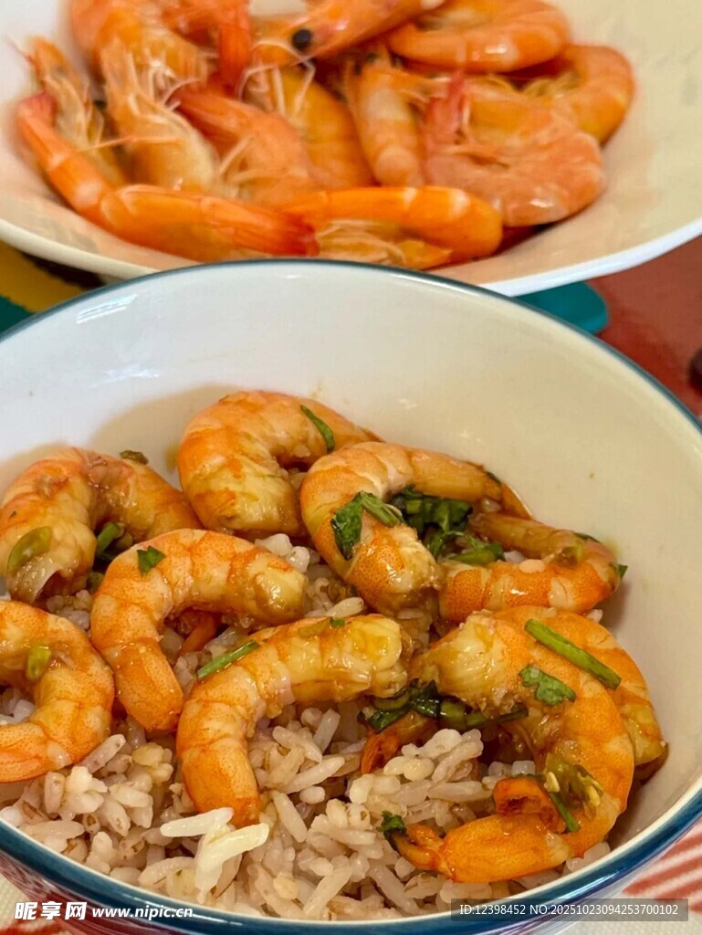 虾仁炒饭与水煮虾美食组合