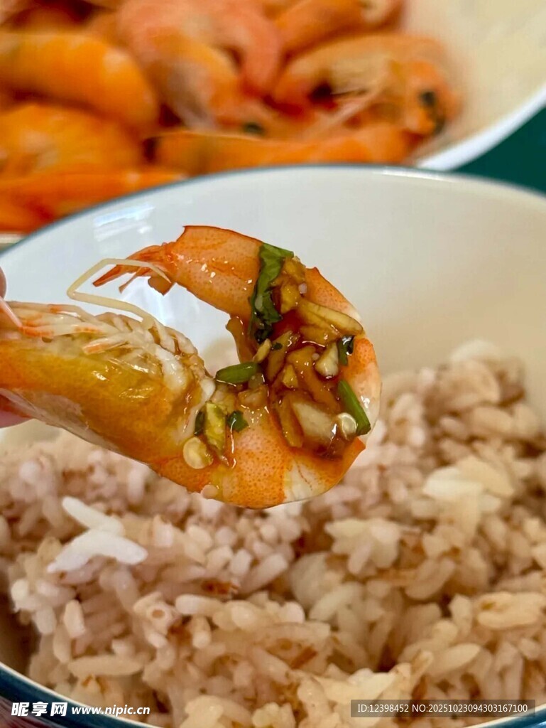 美味虾仁盖饭诱人呈现