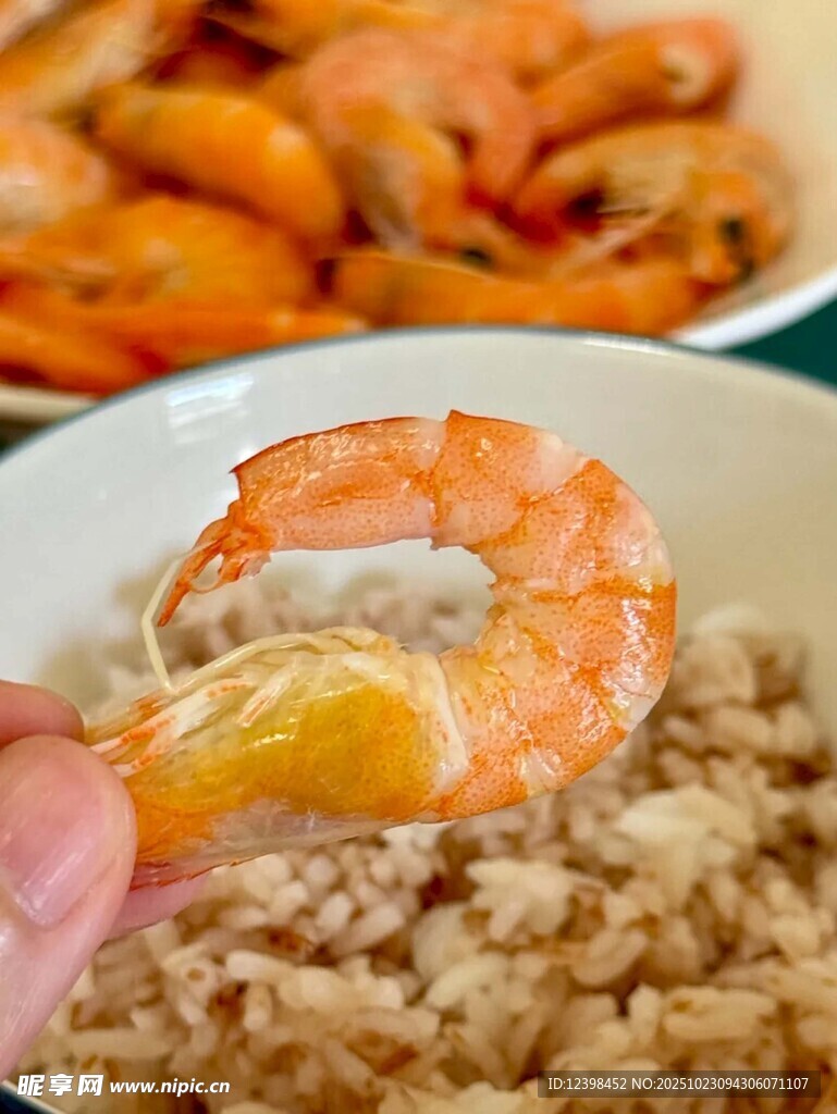 手剥鲜虾配香米饭
