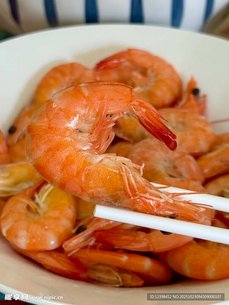 美味大虾摆放在白色盘中