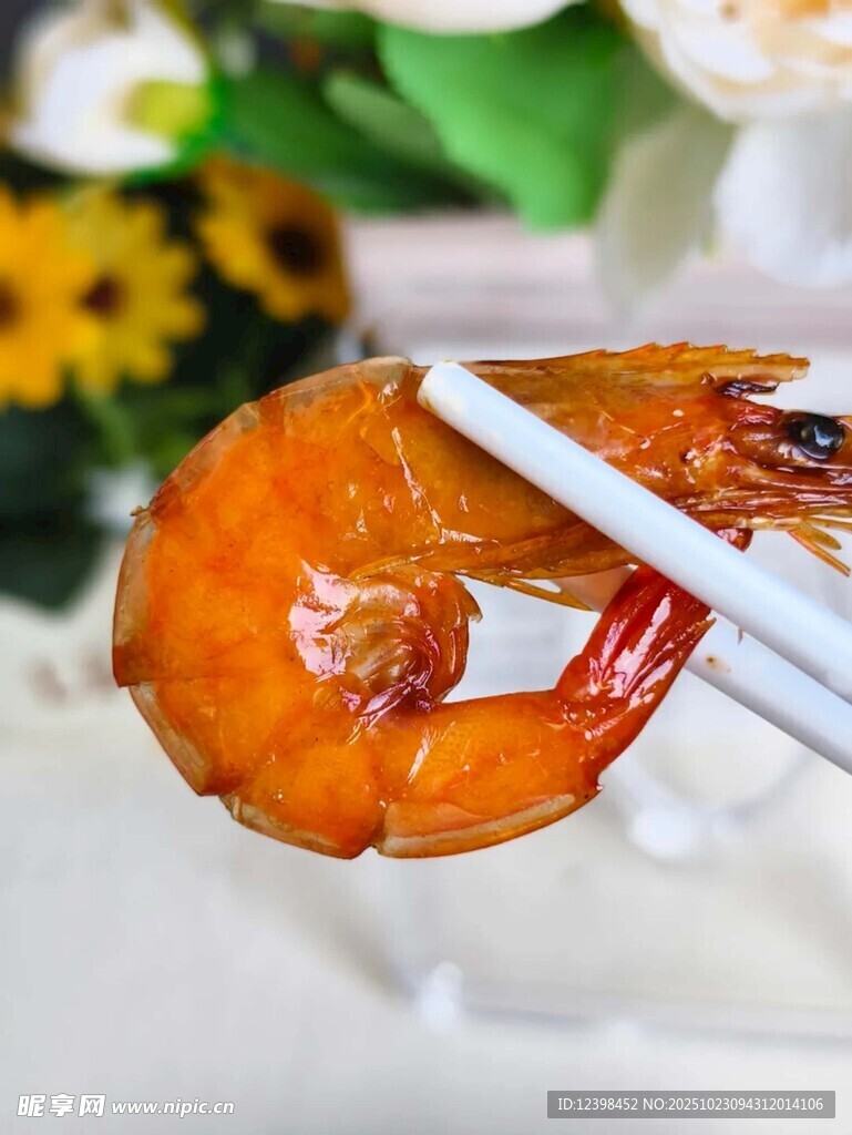 筷子夹起的美味大虾