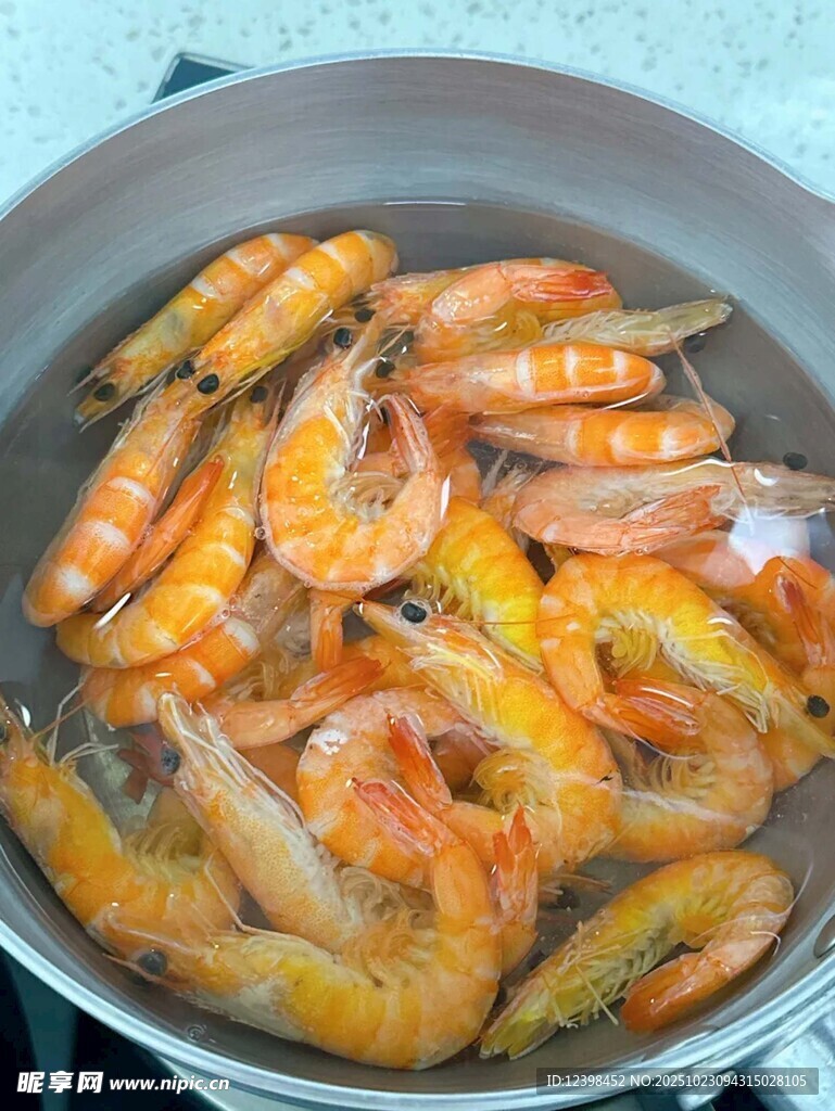 锅中烹饪的美味鲜虾