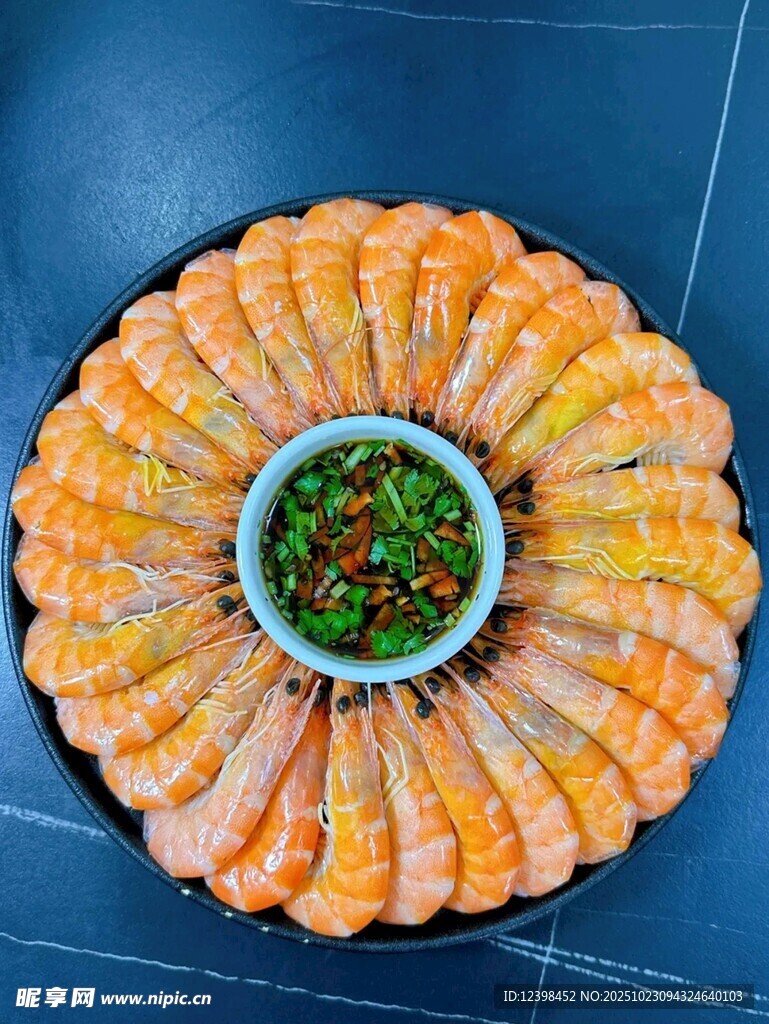精美摆盘的鲜虾美食