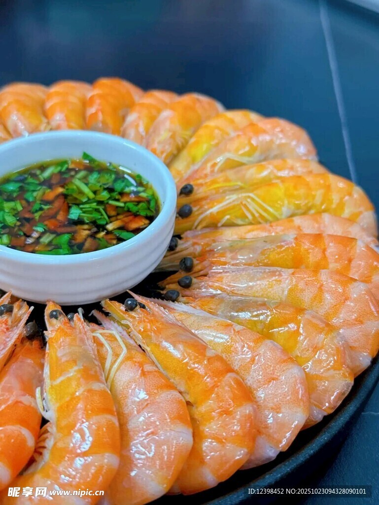 美味鲜虾配特色蘸料