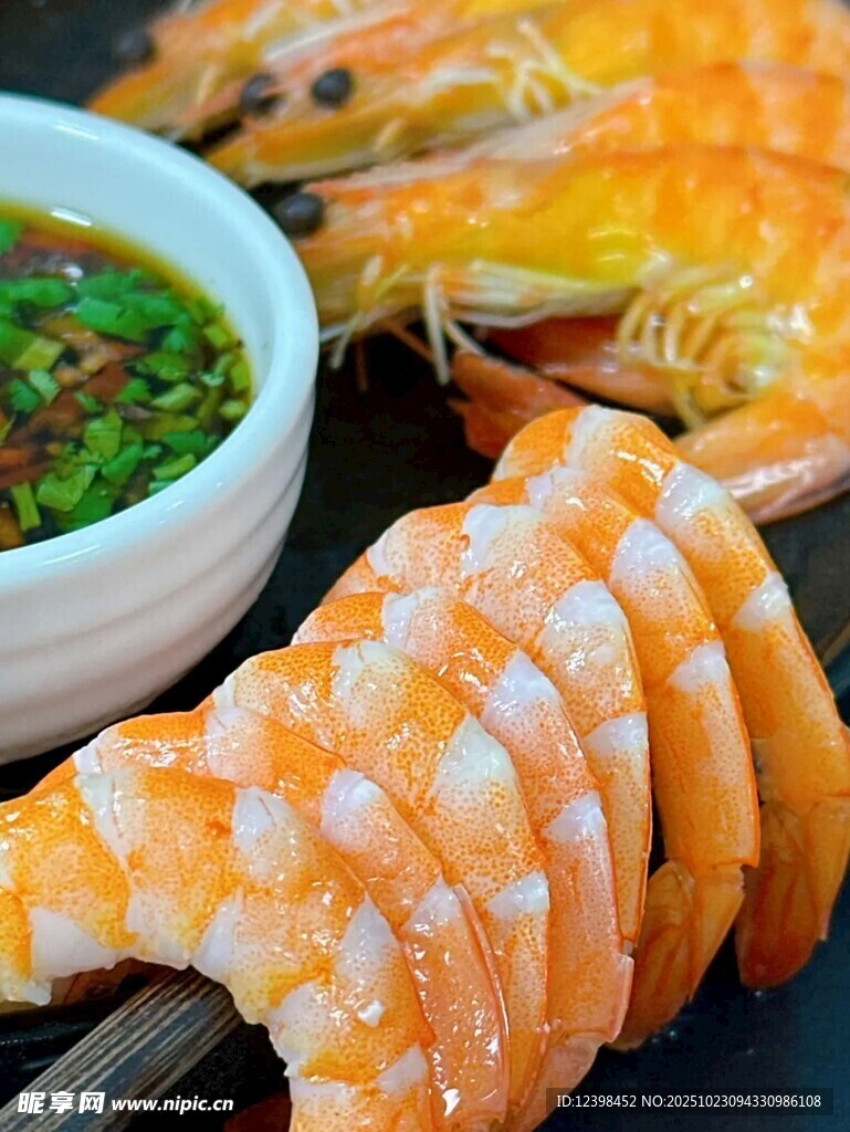 美味鲜虾搭配特色蘸料