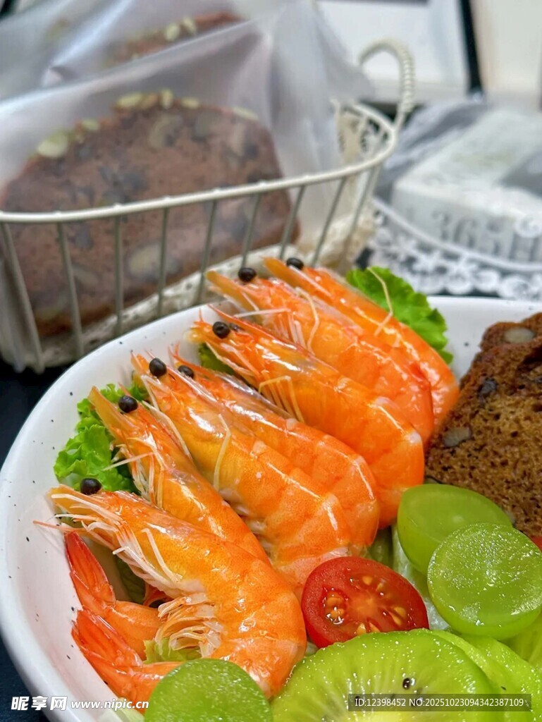 美味鲜虾蔬果拼盘