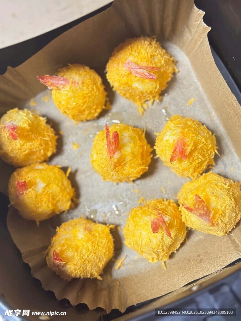 烤盘上的美味芝士肉丸
