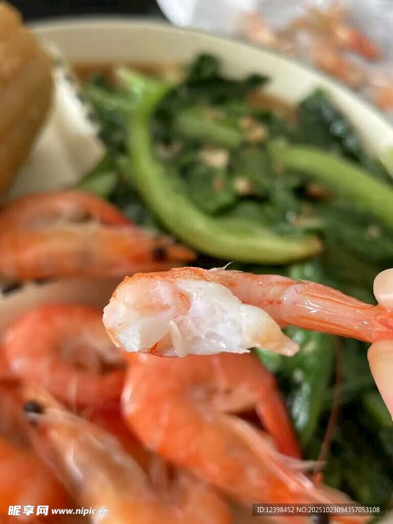 美味鲜虾搭配清新蔬菜