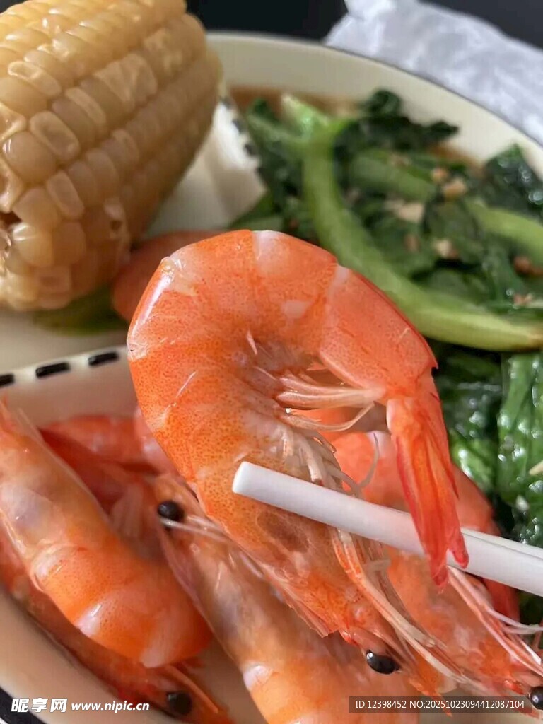 鲜虾配蔬菜与玉米餐