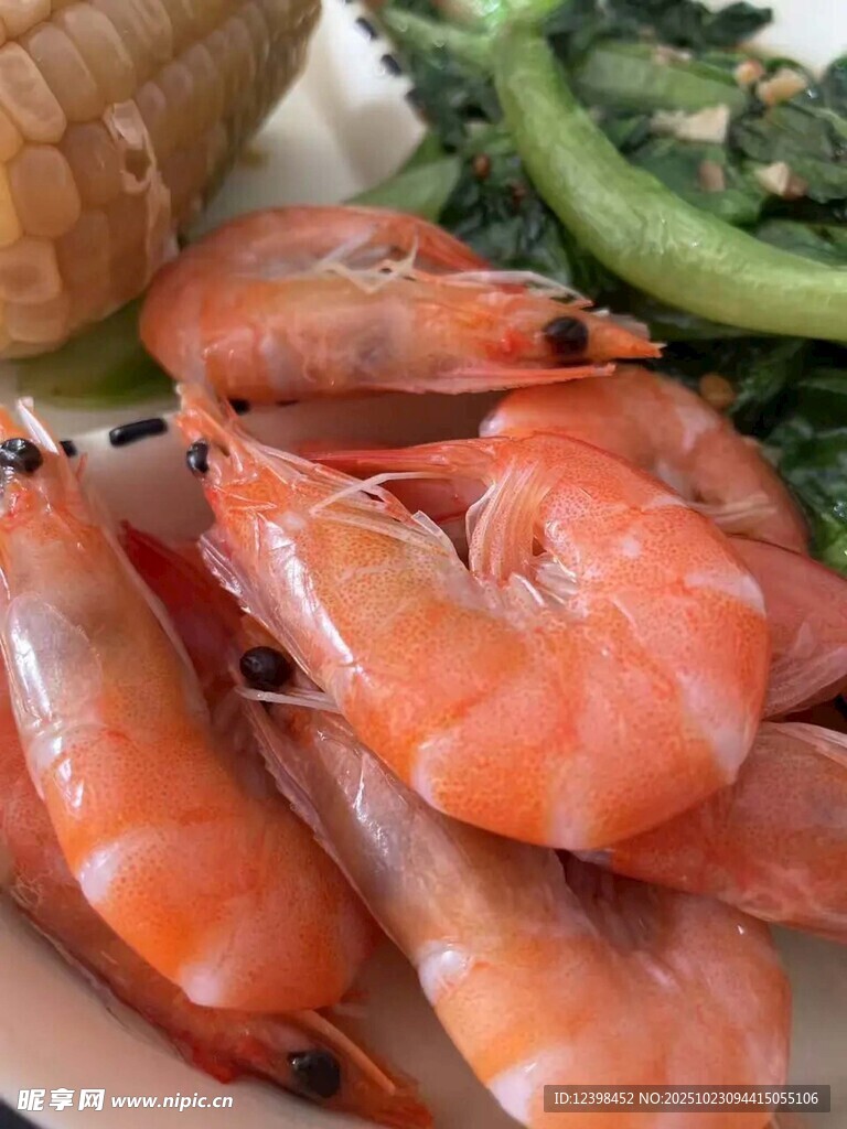 新鲜大虾与蔬菜搭配