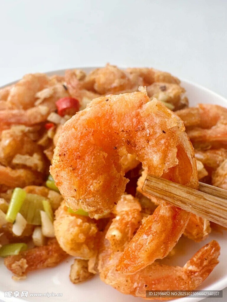 美味香酥虾配多样食材