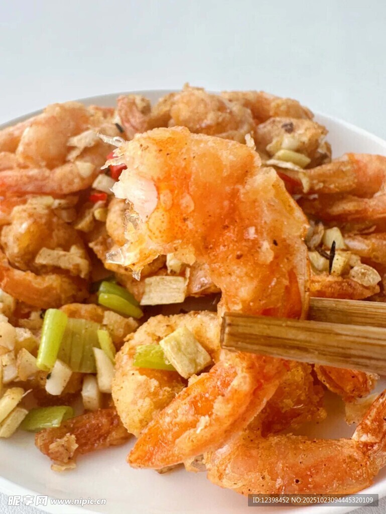 美味虾仁炒饭筷子夹起