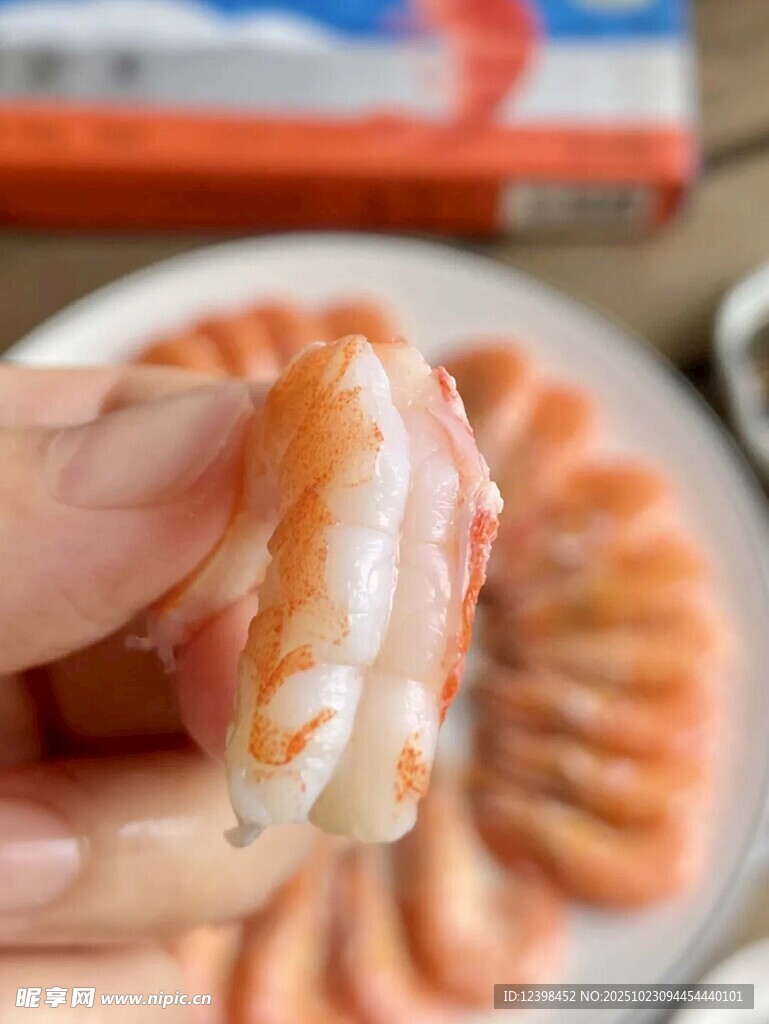 手剥鲜虾特写