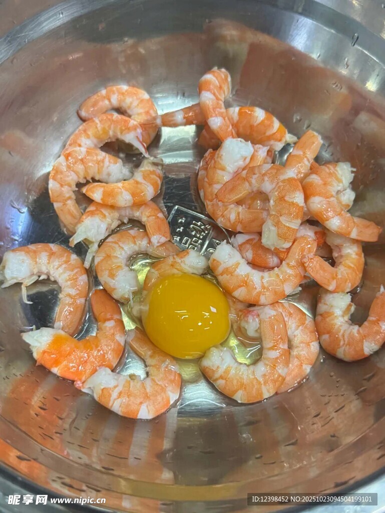虾仁鸡蛋混合烹饪食材