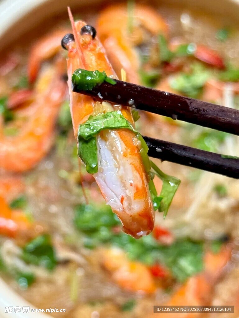 筷子夹起鲜嫩美味大虾