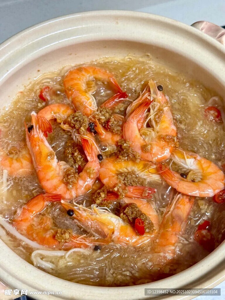 鲜虾炖煮砂锅美食