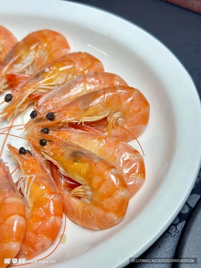 白盘上的鲜嫩大虾