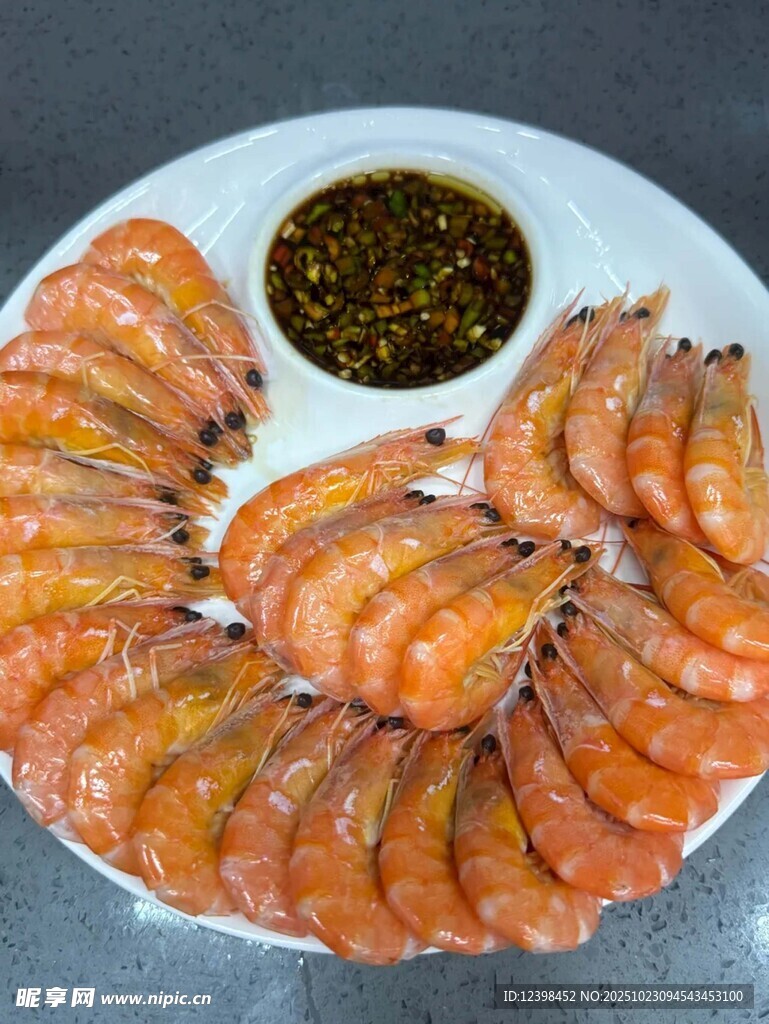 白盘摆放大虾配蘸料