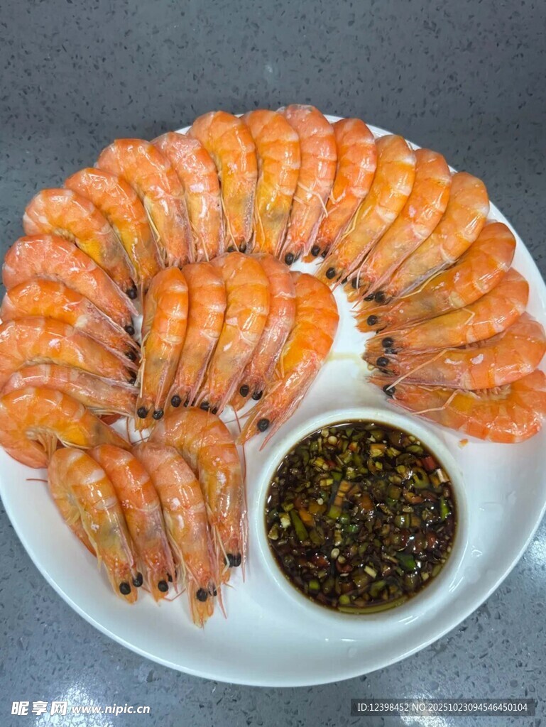 白盘上的美味白灼虾
