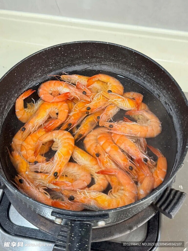 锅中烹饪的美味鲜虾
