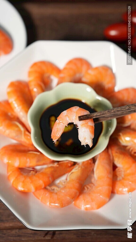 白盘上的美味熟虾蘸料